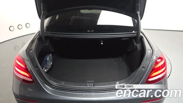 Mercedes-Benz E-Class 2019 — Şəkil 17/20