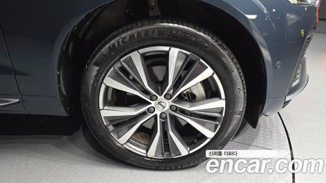 Volvo XC60 2022 — Şəkil 11/32