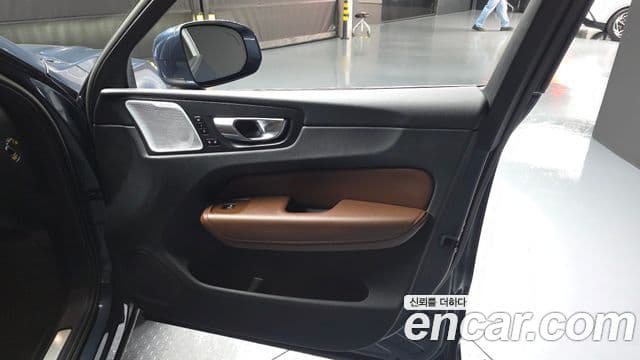 Volvo XC60 2022 — Şəkil 29/32