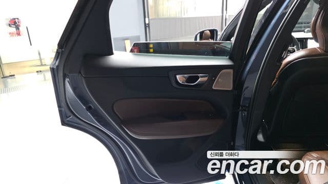 Volvo XC60 2022 — Şəkil 15/32