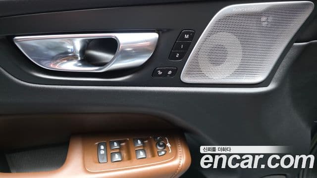 Volvo XC60 2022 — Şəkil 13/32