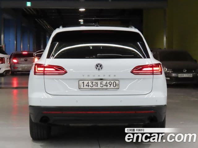 Volkswagen Touareg 2020 — ფოტო 19/20