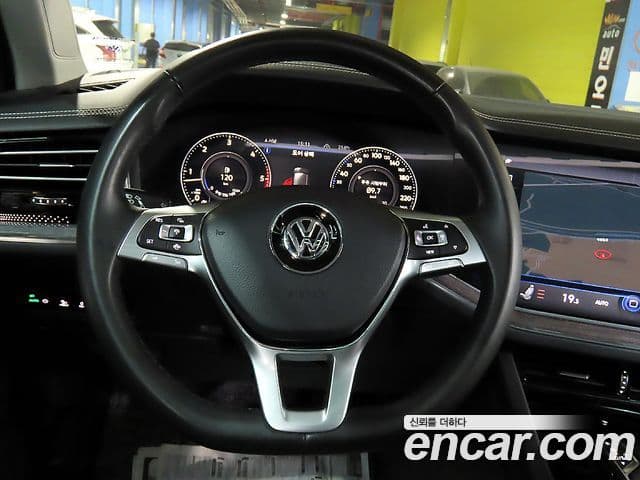 Volkswagen Touareg 2020 — ფოტო 15/20
