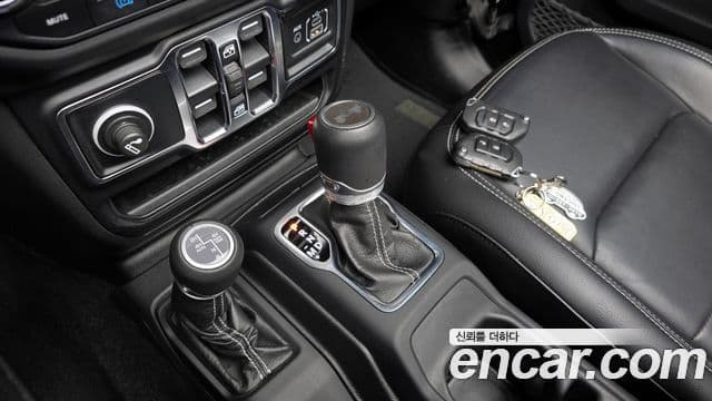 Jeep Wrangler 2021 — ფოტო 9/20
