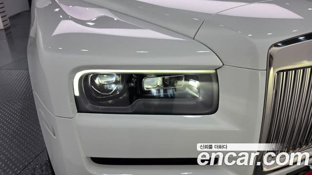 Rolls-Royce Cullinan 2022 — ფოტო 28/34