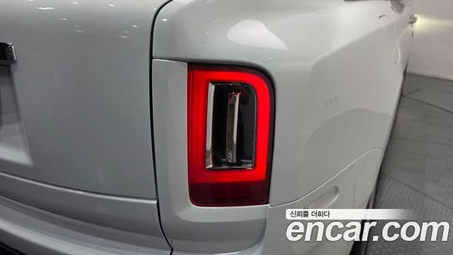 Rolls-Royce Cullinan 2022 — ფოტო 14/34