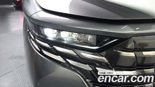 Toyota Alphard 2025 — Photo 22/32