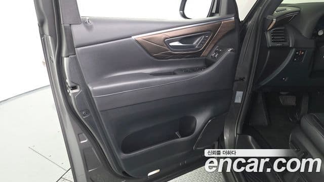 Toyota Alphard 2025 — Photo 20/32