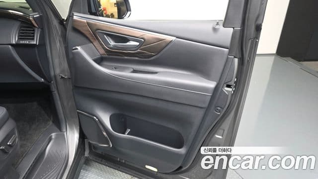 Toyota Alphard 2025 — Photo 6/32