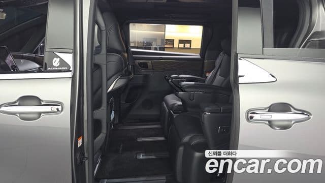 Toyota Alphard 2025 — Photo 4/32