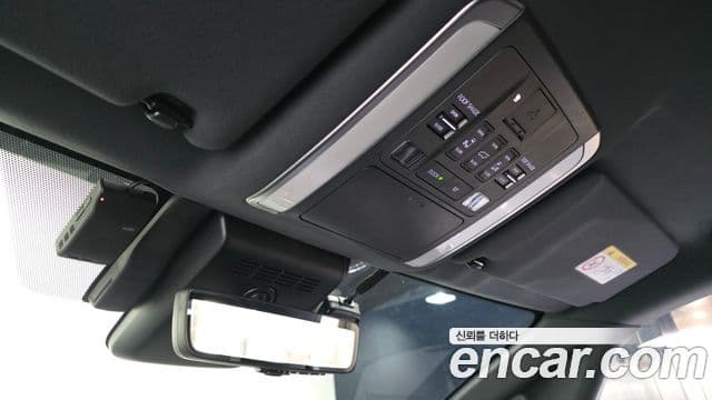 Toyota Alphard 2025 — Photo 32/32
