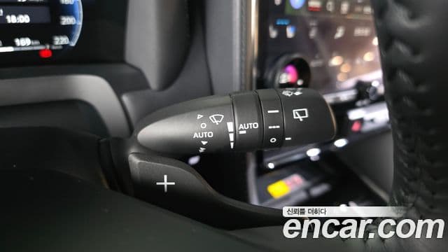 Toyota Alphard 2025 — Photo 30/32