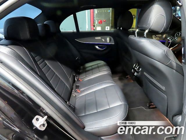 Mercedes-Benz E-Class 2023 — ფოტო 11/20
