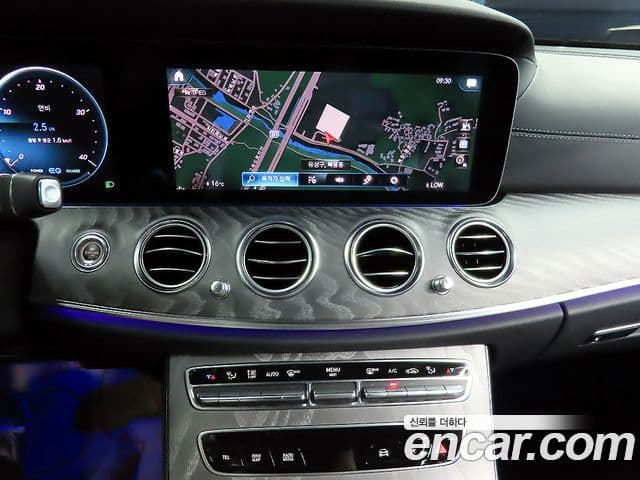 Mercedes-Benz E-Class 2023 — ფოტო 13/20