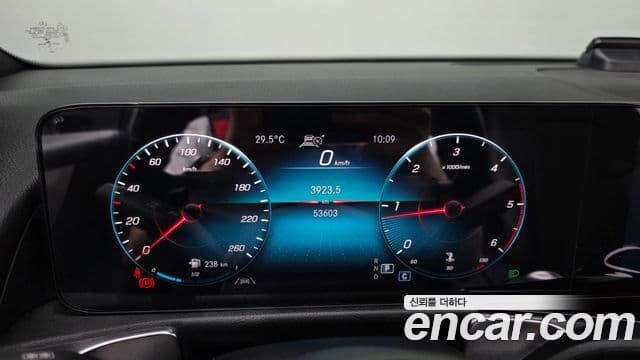 Mercedes-Benz GLB-Class 2021 — Фото 8/20