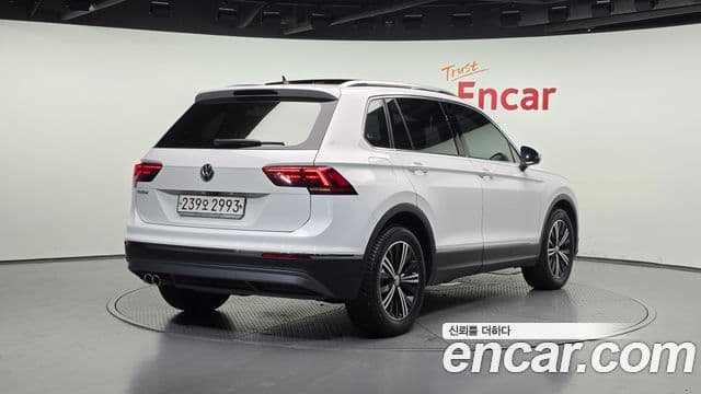 Volkswagen Tiguan 2020 — Photo 8/34