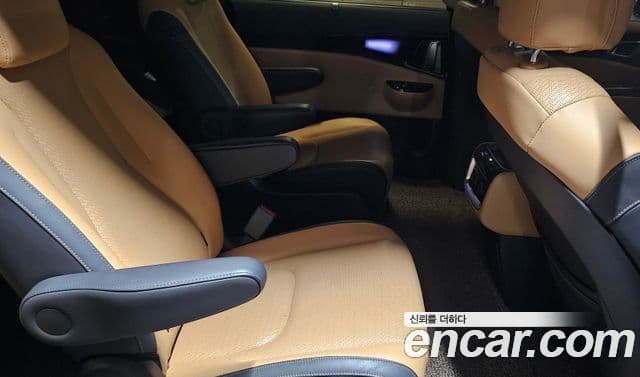 Kia Carnival 2023 — ფოტო 8/14
