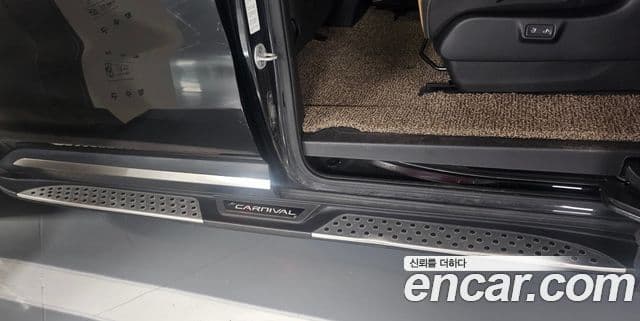 Kia Carnival 2023 — ფოტო 13/14
