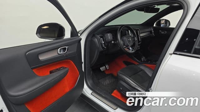 Volvo XC40 2019 — Şəkil 8/20