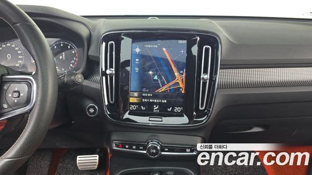 Volvo XC40 2019 — Şəkil 14/20
