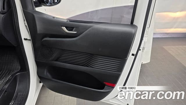 Hyundai Staria 2021 — ფოტო 10/32