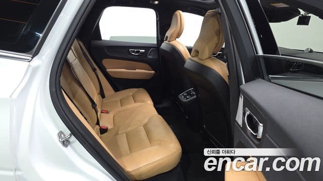 Volvo XC60 2018 — Şəkil 11/20