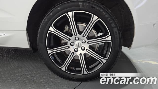 Volvo XC60 2018 — ფოტო 28/36