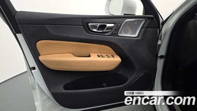Volvo XC60 2018 — ფოტო 7/36