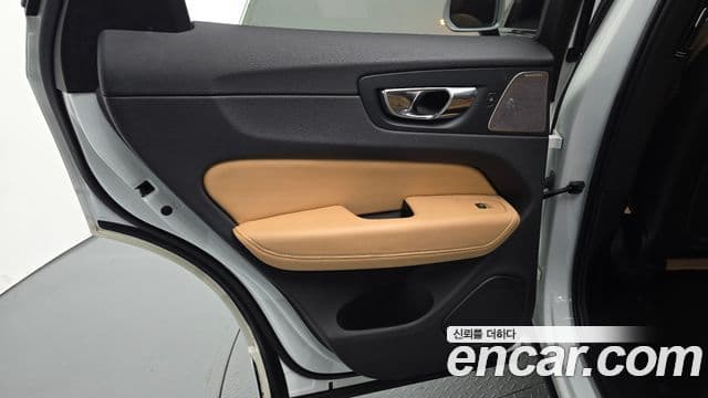 Volvo XC60 2018 — ფოტო 30/36