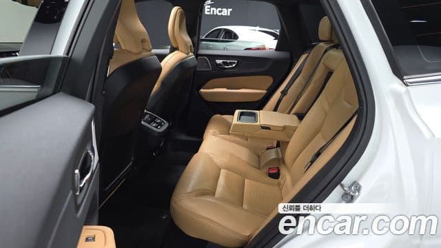 Volvo XC60 2018 — ფოტო 14/36