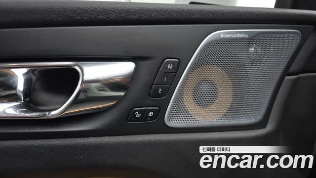Volvo XC60 2018 — ფოტო 33/36