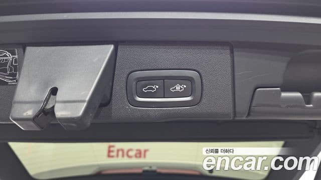 Volvo XC60 2018 — ფოტო 8/36