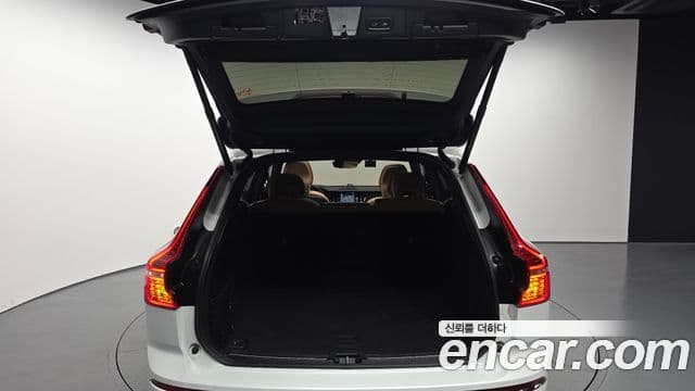 Volvo XC60 2018 — ფოტო 11/36