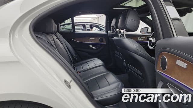 Mercedes-Benz E-Class 2021 — ფოტო 12/20