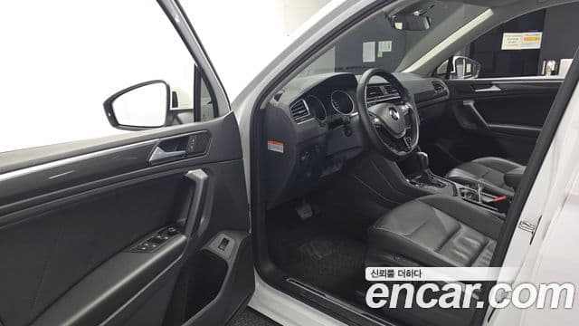 Volkswagen Tiguan 2020 — ფოტო 18/20