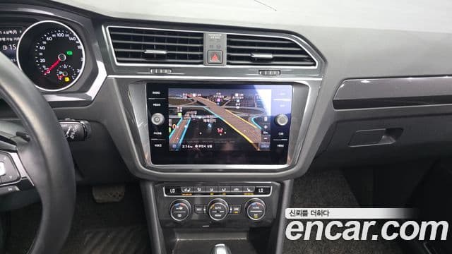 Volkswagen Tiguan 2020 — ფოტო 8/20