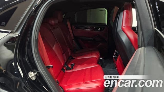 Porsche Cayenne 2023 — Photo 19/38