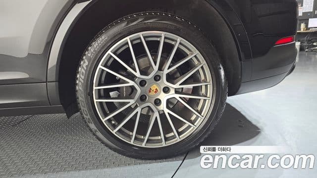 Porsche Cayenne 2023 — Photo 21/38