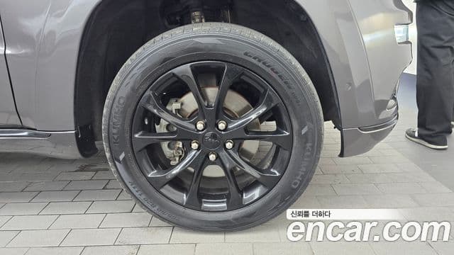 Jeep Grand Cherokee 2021 — Photo 24/32