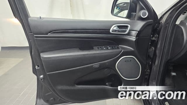 Jeep Grand Cherokee 2021 — Photo 29/32
