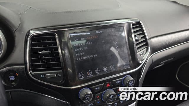 Jeep Grand Cherokee 2021 — Photo 28/32