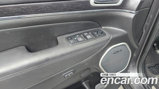Jeep Grand Cherokee 2021 — Photo 19/32