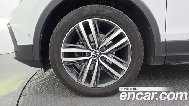 Volkswagen Tiguan 2022 — ფოტო 5/20