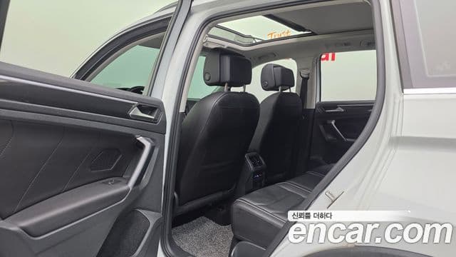 Volkswagen Tiguan 2022 — ფოტო 17/20