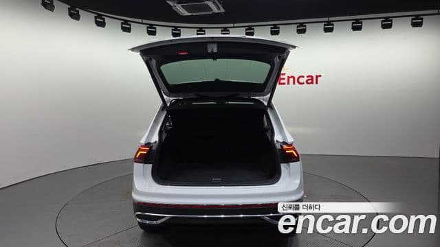 Volkswagen Tiguan 2022 — ფოტო 20/20
