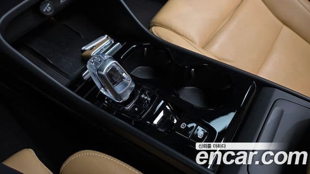 Volvo XC40 2020 — Şəkil 9/20