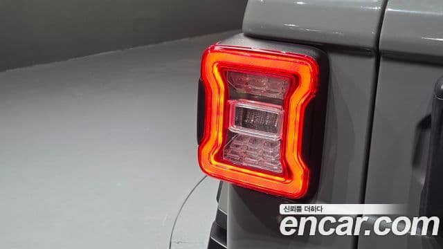 Jeep Wrangler 2021 — Şəkil 35/36