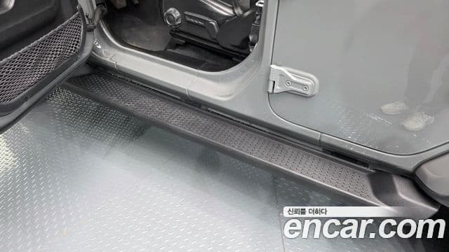 Jeep Wrangler 2021 — Şəkil 9/36