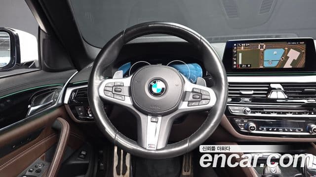 BMW 5 Series 2019 — Фото 12/20