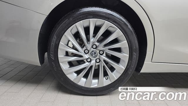 Lexus ES300h 2021 — ფოტო 15/20